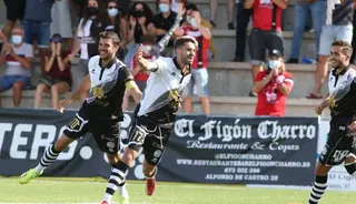 Rayco celebra uno de sus goles al Extremadura / FOTO SALAMANCA24HORAS.COM