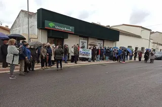 Los vecinos de Sancti-Spíritus protestan con una cacerolada por el cierre de la sucursal de Unicaja.