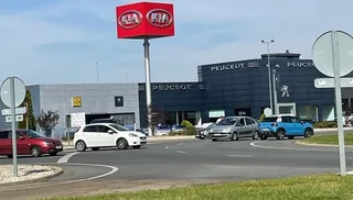 Colisión por alcance en la rotonda de Las Llaves