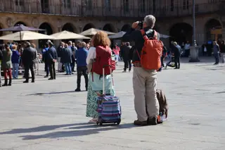 Turistas paseando por el centro de Salamanca. Foto de archivo