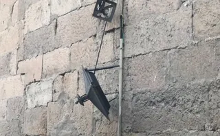 Farola destrozada en la calle Compañía. Foto @ACDPatrimonio