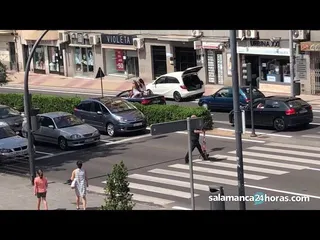 Jóvenes bailando en un descapotable en puerta Zamora
