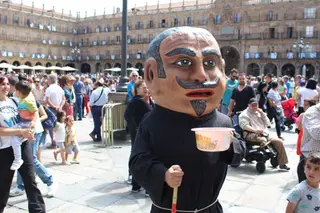 Cabezudos y charangas por el centro de la ciudad
