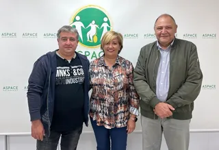 Ricardo y Laura, padres de Sergio, con Jesús Alberto Martín, presidente de ASPACE Salamanca