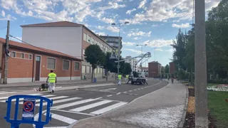 Labores de pintura de farolas en el Paseo de la Estación de Peñaranda