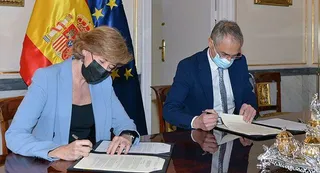 El rector de la USAL, Ricardo Rivero, firma el contrato junto a la presidenta de Patrimonio Nacional, Ana de la Cueva | Foto: Comunicación USAL