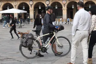 Un hombre con su bicicleta por la Plaza Mayor