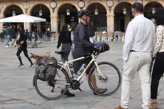 Un hombre con su bicicleta por la Plaza Mayor