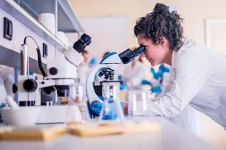 Investigadora en un laboratorio | EP