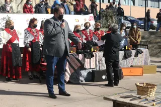 El alcalde de Guijuelo durante la inauguración de la matanza típica
