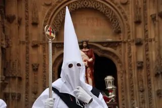 La Procesión del Vía Crucis sale de la Catedral de Salamanca