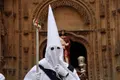 La Procesión del Vía Crucis sale de la Catedral de Salamanca
