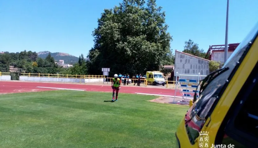 Helicoptero de protección civil rescata a un montañero en la sierra de candelario (2)
