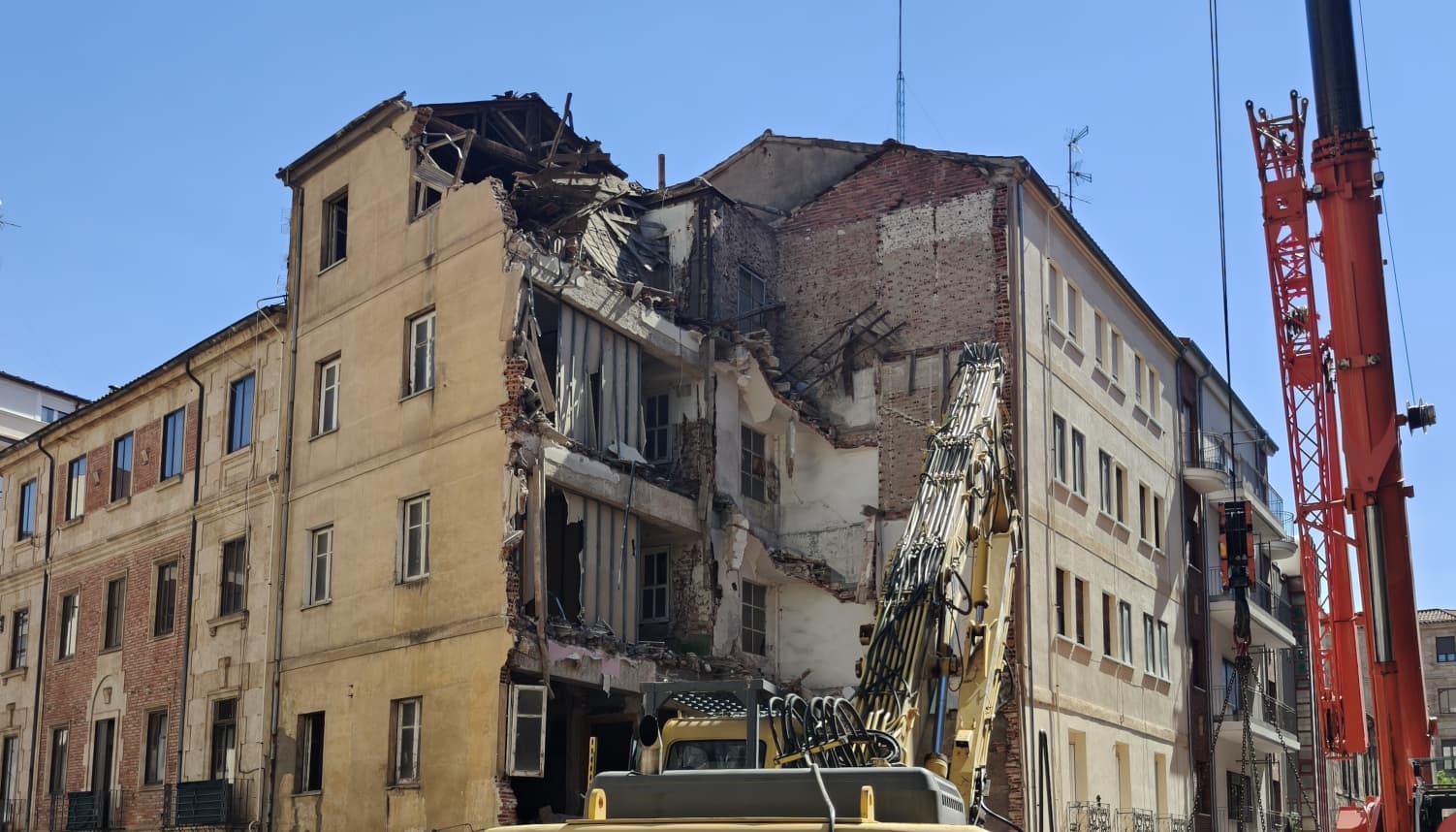 Trabajos de demolición del edificio entre las calles Pérez Oliva y Eras1