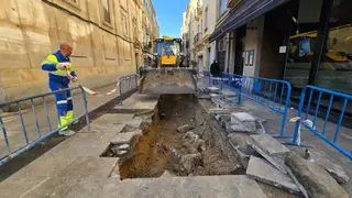 Obras por la rotura de una tubería de fibrocemento en la calle Azafranal | Andrea Mateos