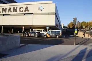 Furgón y coche de la policía nacional en urgencias del hospital universitario