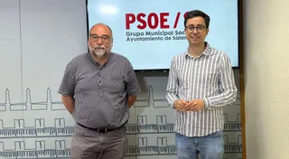 José Luis Mateos portavoz del Grupo Municipal Socialista en el Ayuntamiento de Salamanca acompañado por el concejal Juan José García Meilán.