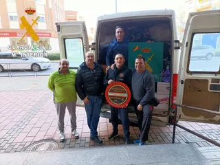 Agentes de la Guardia Civil recogen más de 1.800 kilos de alimentos para el Centro Materno-infantil 'Ave María' de Santa Marta