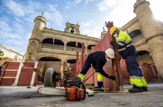 Operarios del Ayuntamiento de Ciudad Rodrigo comienzan el montaje en la Plaza Mayor para el Carnaval del Toro. Foto ICAL