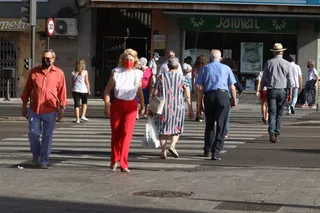 Salmantinos paseando, turistas, buen tiempo, calor