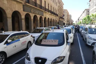 Los taxistas se concentran contra la competencia desleal del transporte privado