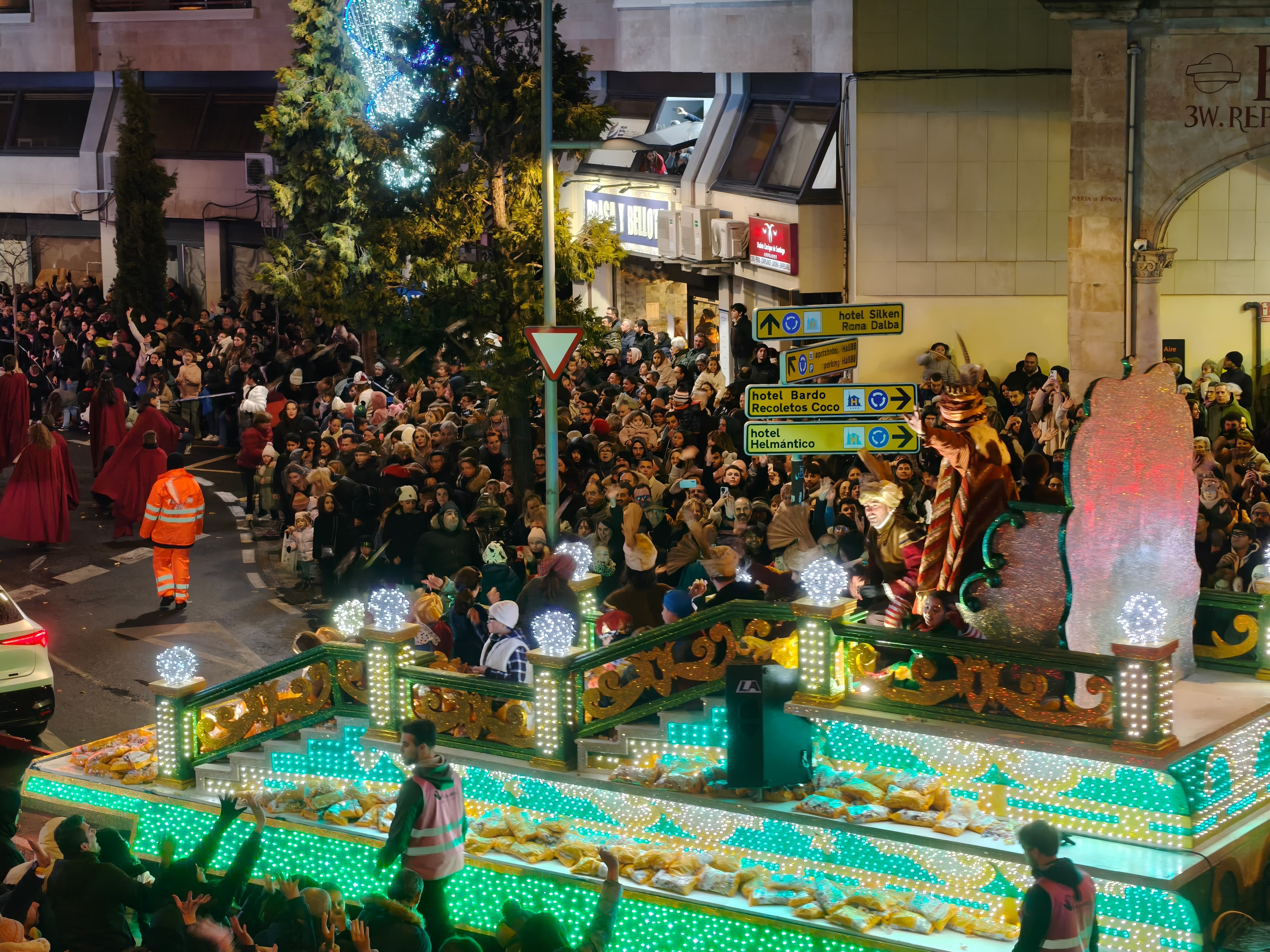 Los Reyes Magos llegan a la Puerta de Zamora bajo los vítores de las familias