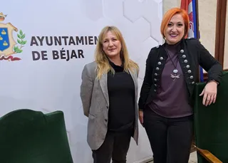 La concejala de Servicios Sociales, Rosa Torres y la técnica de la concejalía han presentado en la mañana de este martes la memoria del Área de Servicios Sociales del año 2022. Foto Ayto. Béjar