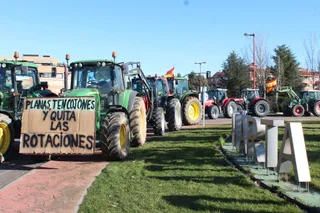 Continúa la tractorada en la rotonda de la Fontana en la tarde de este martes (15)