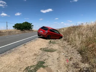 Vehículo en la carretera a Paradinas de San Juan