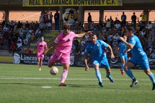 Espina dispara a gol ante la Cultural / FOTO SALAMANCA24HORAS.COM