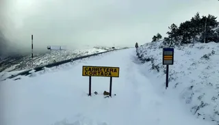 Carretera de acceso a la Peña de Francia cortada al tráfico. Foto Juan José Acera | @CiudadRMeteo