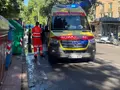 Atropello en la avenida de Comuneros, ambulancia y policía local. Imágenes María Rivas/Salamanca24horas