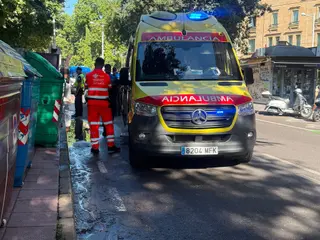 Atropello en la avenida de Comuneros, ambulancia y policía local. Imágenes María Rivas/Salamanca24horas