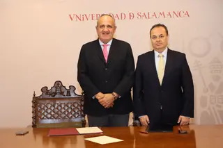 El vicerrector de Postgrado y Enseñanzas Propias de la USAL, Nicolás Rodríguez García, y el director del Instituto de Gobierno y Políticas Públicas de la Universidad San Martín de Porres, Luis Carranza Ugarte. Foto USAL