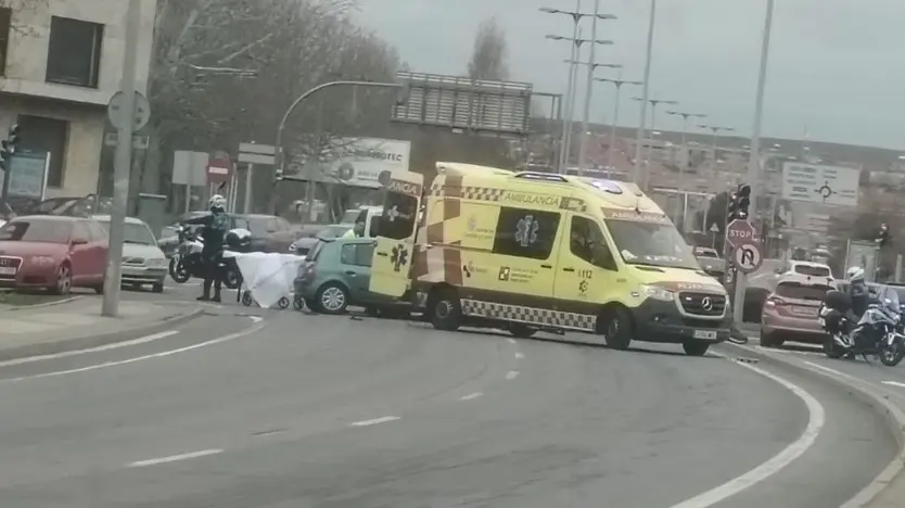 Choque entre un furgón de la Policía Nacional y un turismo a la altura del Puente Romano