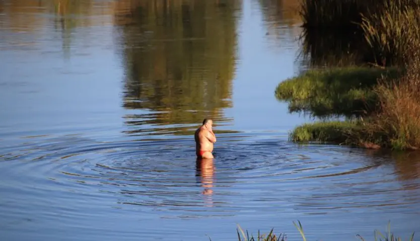 Un señor se baña en el río Tormes en pleno otoño