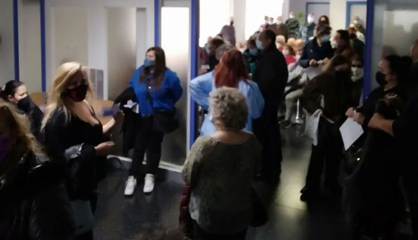 Pacientes en la sala de espera de la segunda planta del Hospital Virgen de la Vega (2)