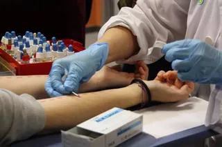 Un sanitario realiza pruebas de alergia a un paciente | Foto: EP