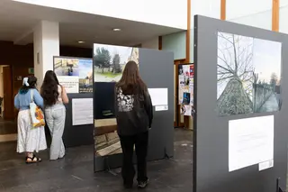 Estudiantes disfrutan de la exposición que acoge el Edificio Anayita