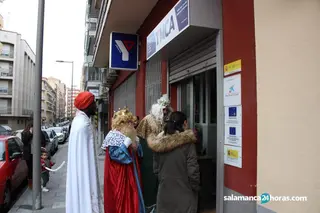 Los reyes magos visitan YMCA. Foto de archivo del año 2020