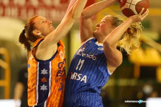 Laura Gil intenta taponar a Hof / FOTO SALAMANCA24HORAS.COM