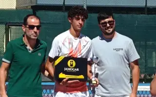 Guillermo Manzano, campeón absoluto del torneo de tenis Virgen de la Vega