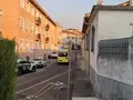 Guardia Civil y ambulancia en la calle La Fuente en el momento del suceso. Carbajosa Noticias.