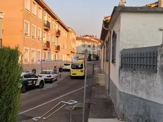 Guardia Civil y ambulancia en la calle La Fuente en el momento del suceso. Carbajosa Noticias.