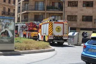 Bomberos en la plaza de Santa Eulalia
