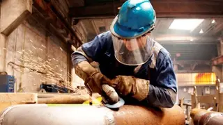 Foto de archivo de una persona trabajando en la industria