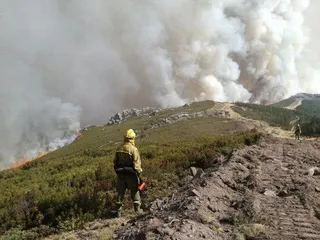 El perímetro exterior del incendio en La Cabrera ya supera los 55 kilómetros de longitud