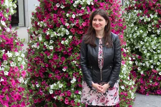 la concejala de Medio Ambiente, Parques y Jardines, Miryam Rodríguez, frente a las torres florales instaladas en la plaza del Liceo.