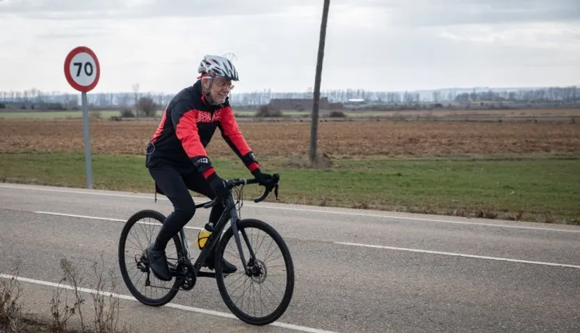 Igea, paseando en bici, durante la jornada de reflexión