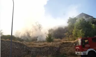 Los bomberos sofocan un incendio en el Cerro de San Vicente